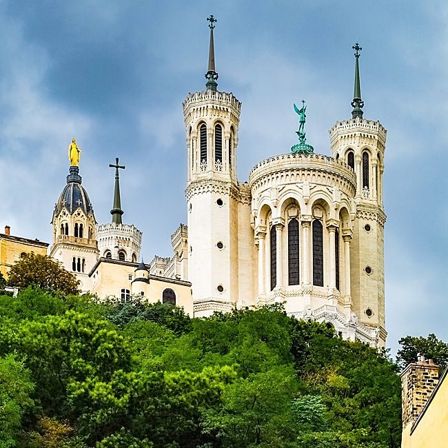 Así de orientalizante es Notre-Dame de Fourvière, sobre la colina que reza de Lyon.