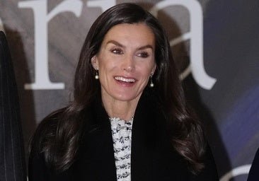 La reina Letizia estrena un look lleno de significado en la exposición sobre Victoria Eugenia: conjunto en tweed solidario y un bolso especial