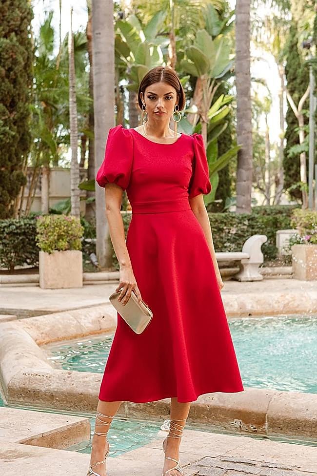 Vestido rojo con manga abullonada de Miphai.