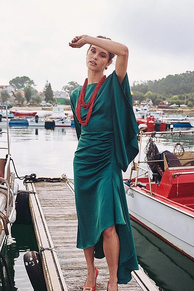 Vestido de invitada en color verde de Miphai.