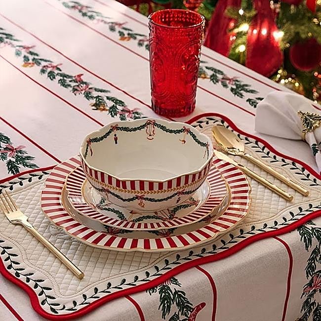 El plato llano cuesta 7 euros; el de postre y el cuenco, 4,50 cada uno. Los manteles con guirnaldas, algodón 100% cuestan 12 euros.