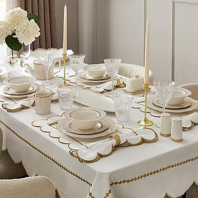 Tanto los platos llanos como los cuencos estilo art déco de The Edit cuestan 12 euros cada uno y el plato pequeño, 9 euros. Los individuales de algodón 100% con detalle festoneado en dorado, 9 euros el pack de dos.