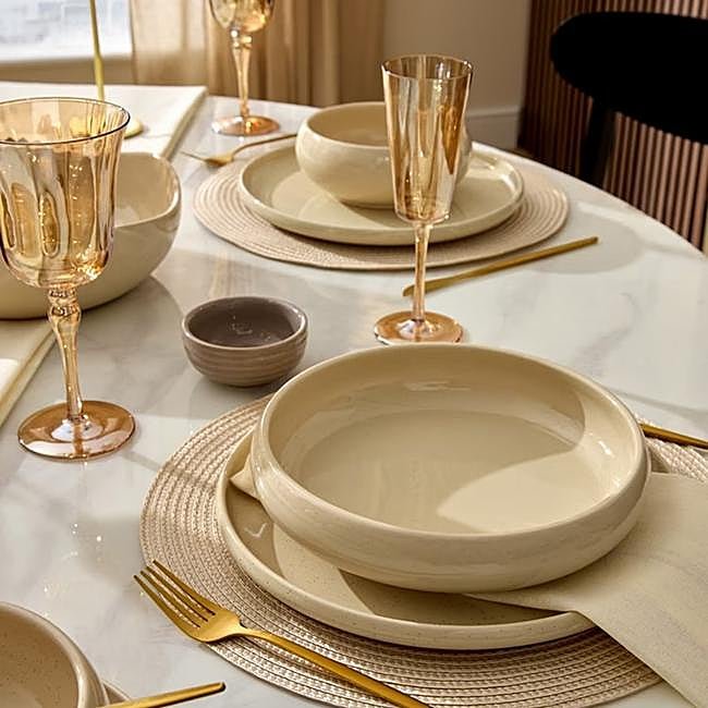 el plato llano cuesta 6 euros, y el hondo, 7 euros.