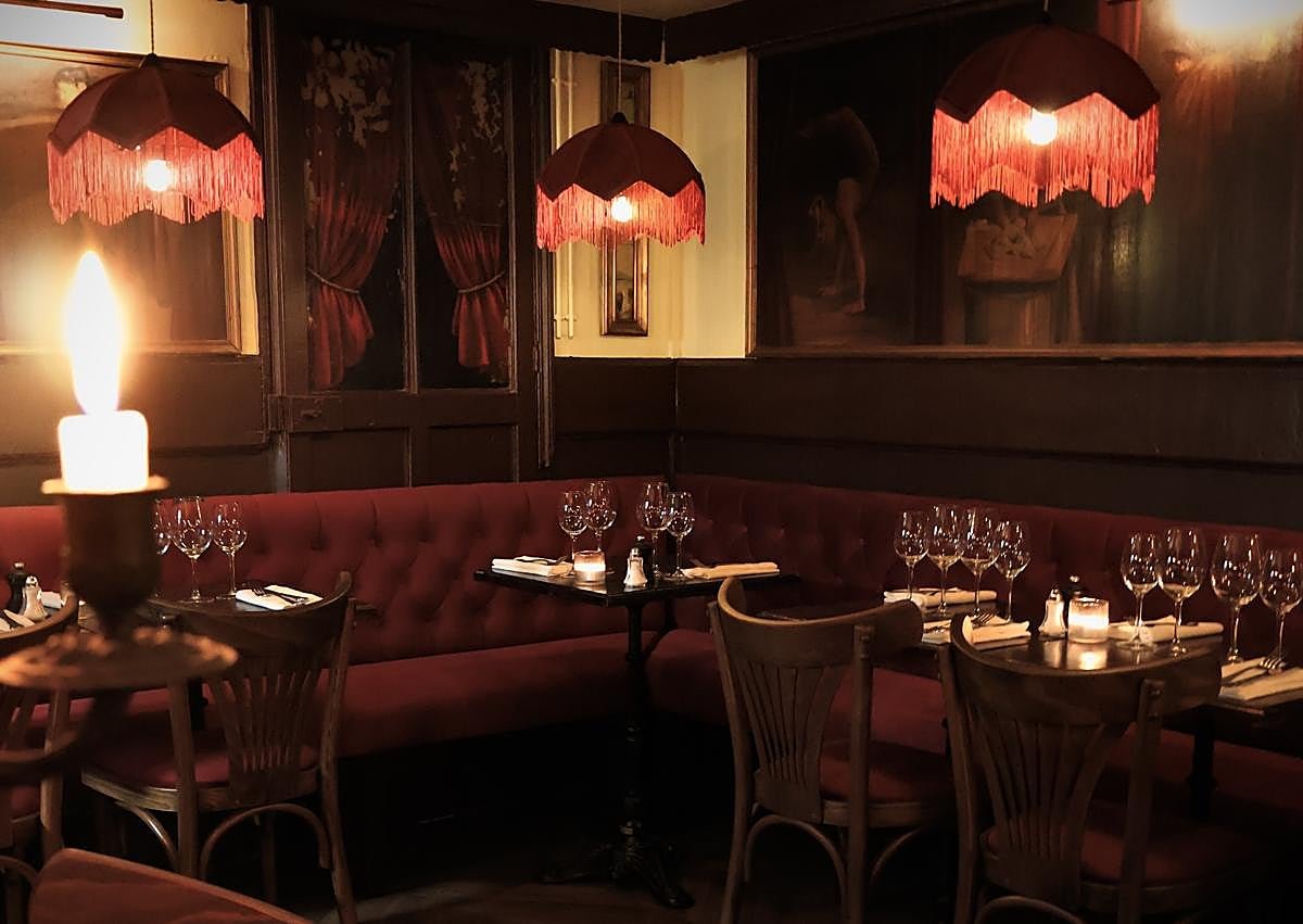 Imagen secundaria 1 - Lo mejor de París ahora mismo a un precio asequible: un cuadro prohibido, un hotel con planes secretos y un restaurante histórico en Montmartre