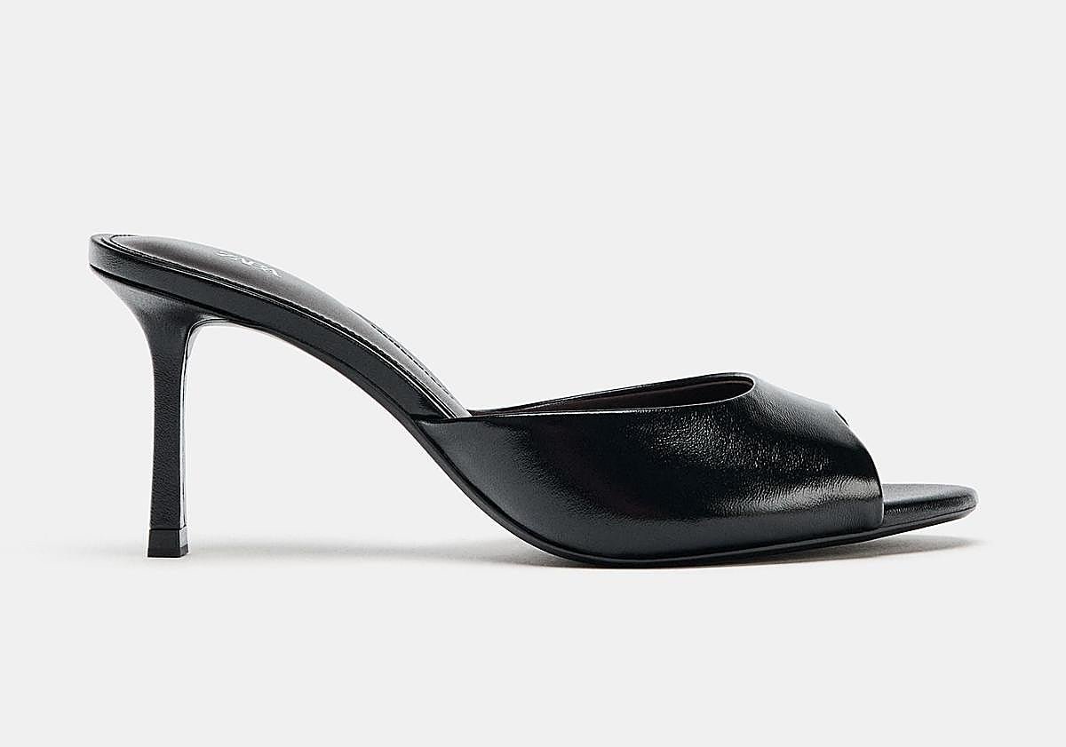 Imagen principal - Sandalias negras de Zara y sandalias marrón y rojas de Mango.