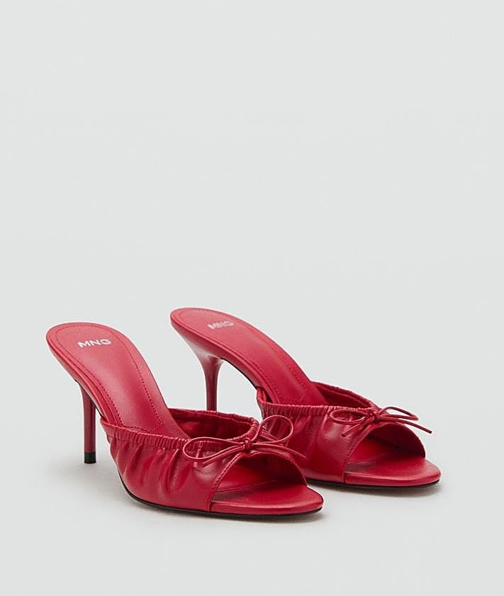 Imagen secundaria 2 - Sandalias negras de Zara y sandalias marrón y rojas de Mango.