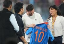 Messi sigue de gira por India: encuentro con el «Dios del criquet», el pedido frustrado de un «free kick» y el juego con De Paul y Suárez
