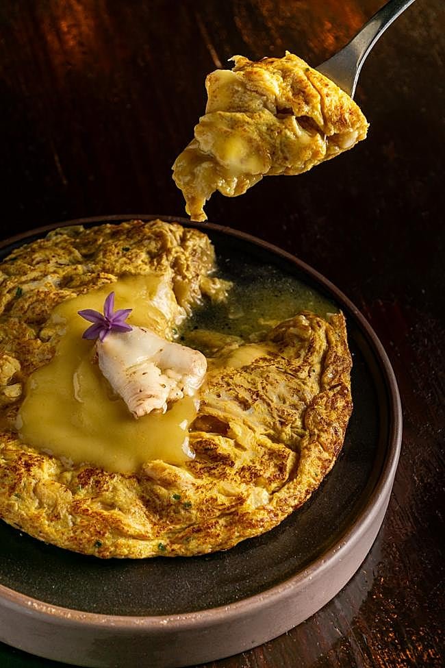 La tortilla de kokotxas de Infame, uno de los platos estrella de este restaurante ubicado en La Latina.