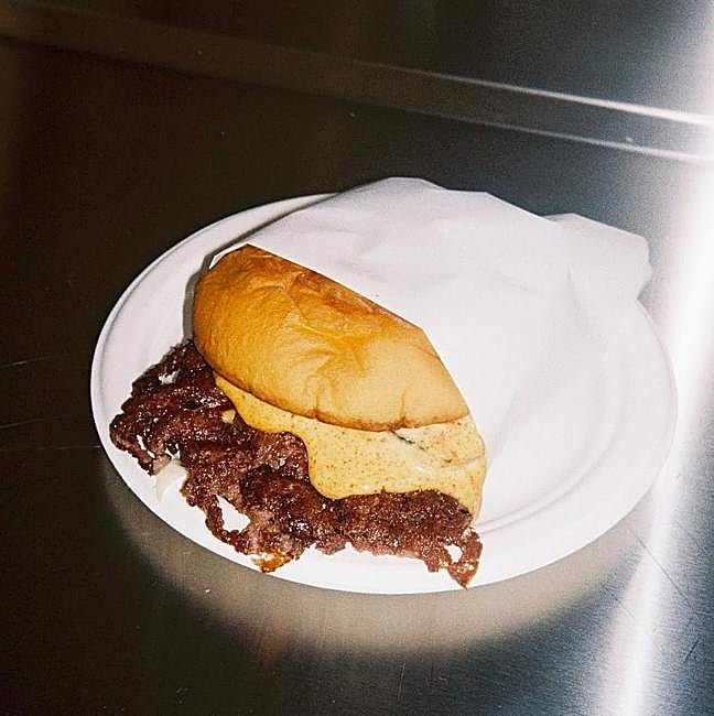 La hamburguesa de Pacífico Smash Burguer, una de las hamburgueserías imprescindibles de Madrid.