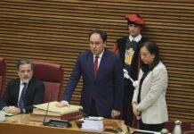 Pérez Llorca promete su cargo ante los diputados en las Corts