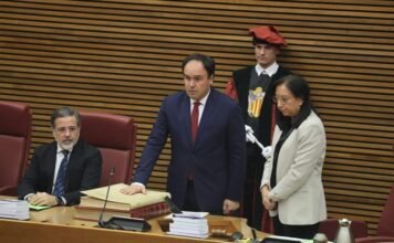 Pérez Llorca promete su cargo ante los diputados en las Corts