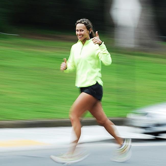 Mujer haciendo ejercicio al aire libre.
