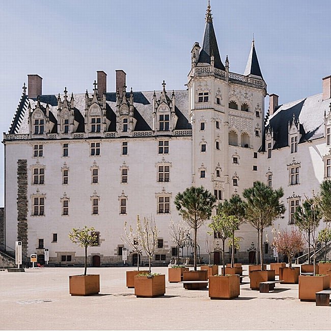 El castillo de los Duques de Bretaña contribuye a hacer de Nantes una ciudad de cuento.