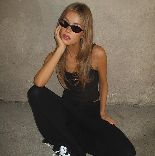 Mujer haciendo ejercicio al aire libre.