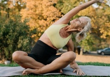 La postura de la foca (Bhujangasana), yoga para estirar la columna y mejorar silueta a los 50