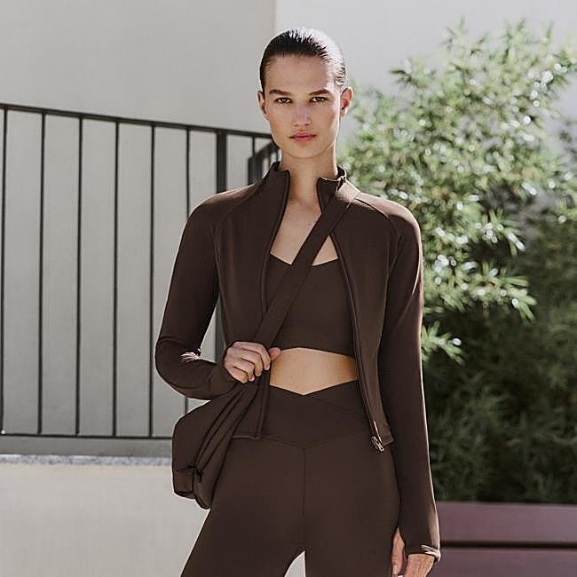 Mujer con un look deportivo.