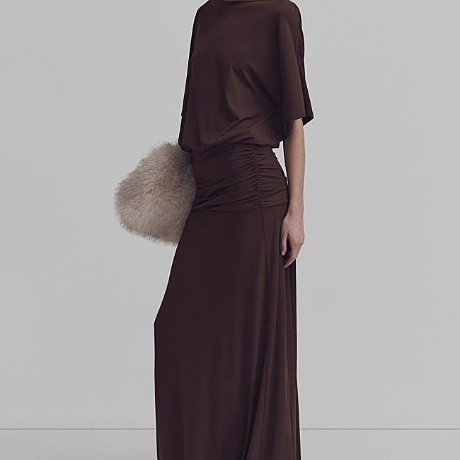 Vestido marrón de caída fluida, 29,99 euros.