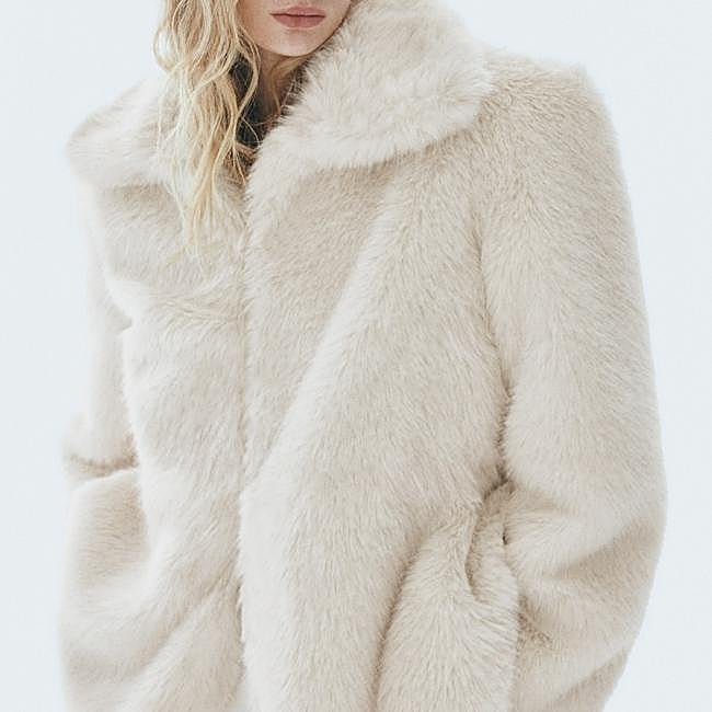 Abrigo de pelo sintético en tono crema, 69,99 euros.