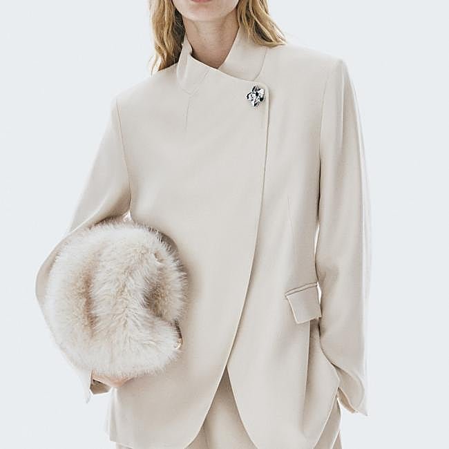 Blazer estructurada en crudo, 54,99 euros.