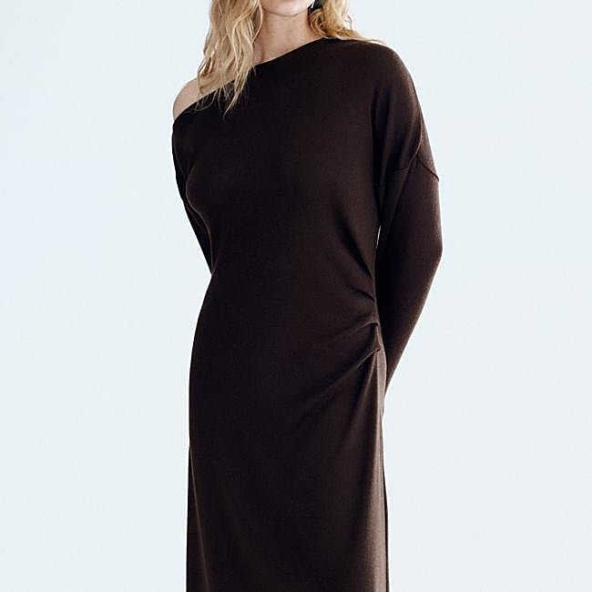 Vestido de punto con hombro caído, 22,99 euros.