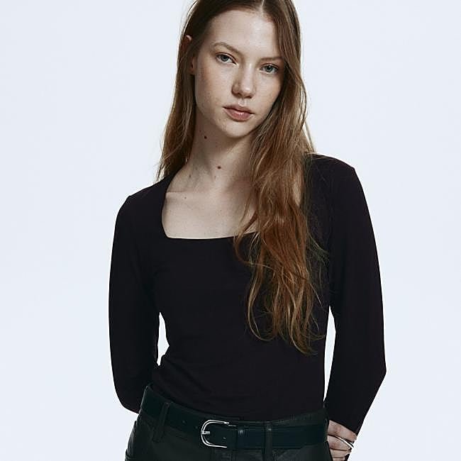 Camiseta con escote cuadrado, 9,99 euros.