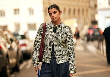 Jeans barrel y tacones kitten: así es la nueva fórmula favorita de las madrileñas