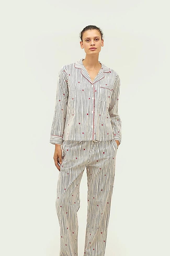 Conjunto de pijama con detalle de corazones de Natura.