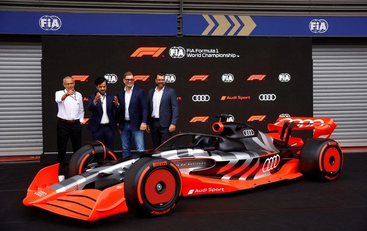Stefano Domenicali, Mohammed bin Sulayem, Markus Duesmann y Oliver Hoffmann muestran el Audi versión 2026. Foto: REUTERS/Stephane Mahe