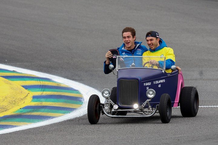 Franco Colapinto y Pierre Gasly en el desfile de pilotos del GP Brasil. Foto: EFE/ Sebastiao Moreira