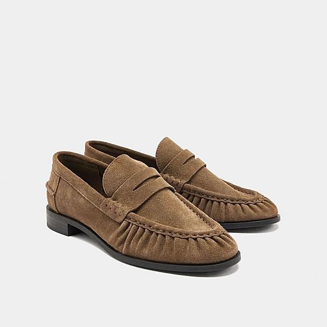Mocasines de piel con pespuntes (39,99€)