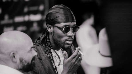 "Aquí no puedes vender": expulsan a un actor de un bar por su color de piel y se desata la polémica