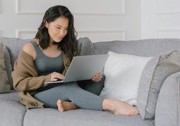 Los tres ejercicios más fáciles que debes hacer en el trabajo a los 50 para estirar los músculos y corregir postura