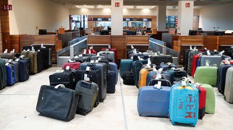 FOTO: Una mujer es sorprendida en un aeropuerto viajando con los huesos de su difunto esposo en el equipaje