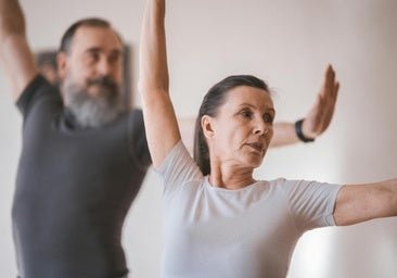 Ángel en pared, el ejercicio que elimina el estrés, alivia espalda y descarga hombros a los 50