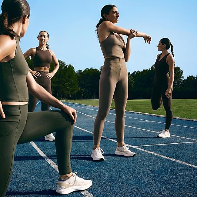 Mujeres haciendo ejercicio en una pista de atletismo.