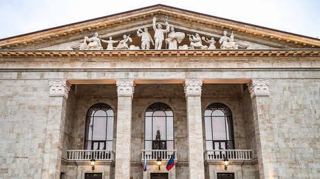 "Un cuento de hadas": El histórico teatro de Mariúpol vuelve a abrir sus puertas