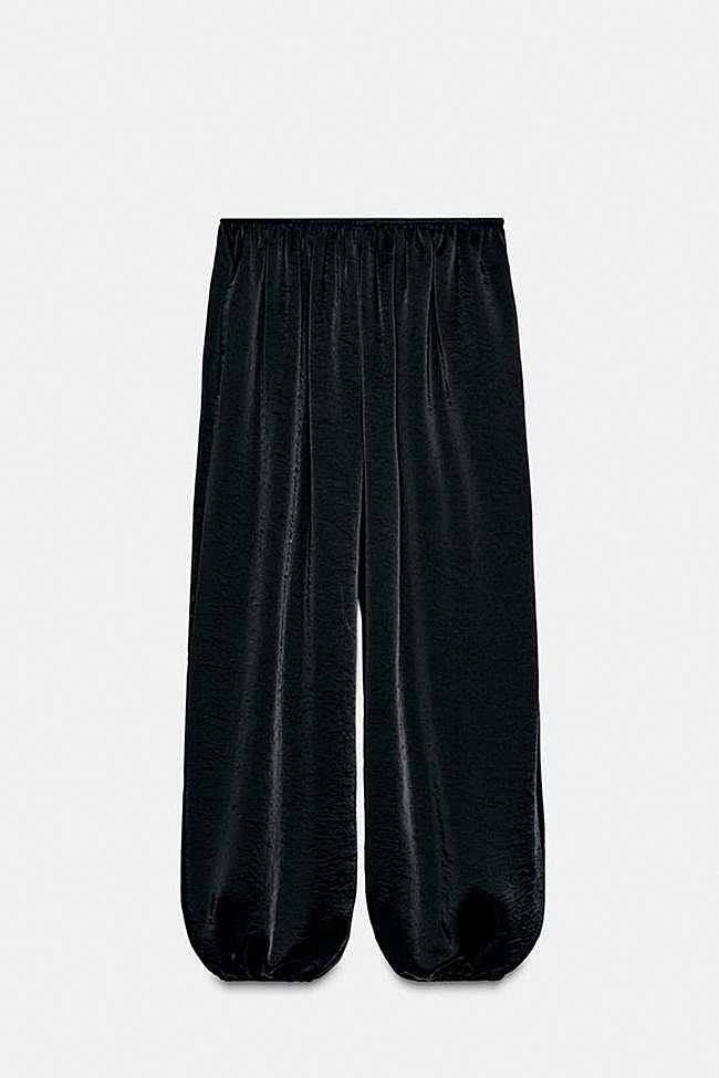 Pantalón bombacho en color negro de Zara.