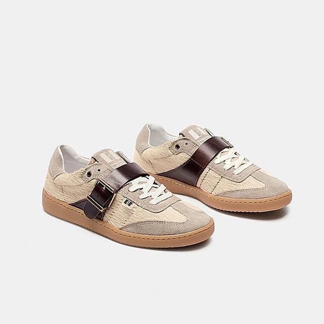 Zapatillas deportivas con hebilla de Beatriz Furest.