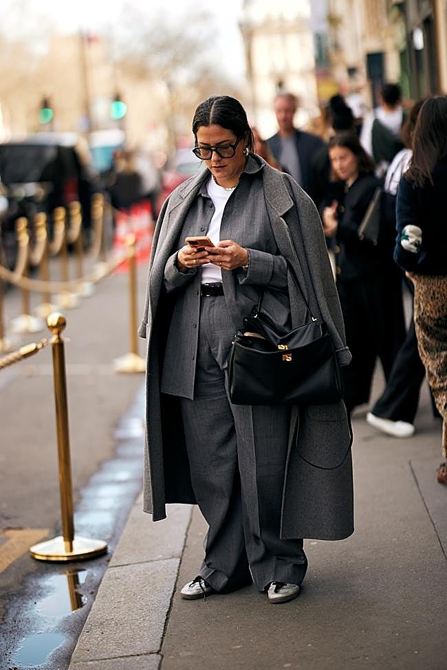 Un look con diferentes capas en tonos grises.