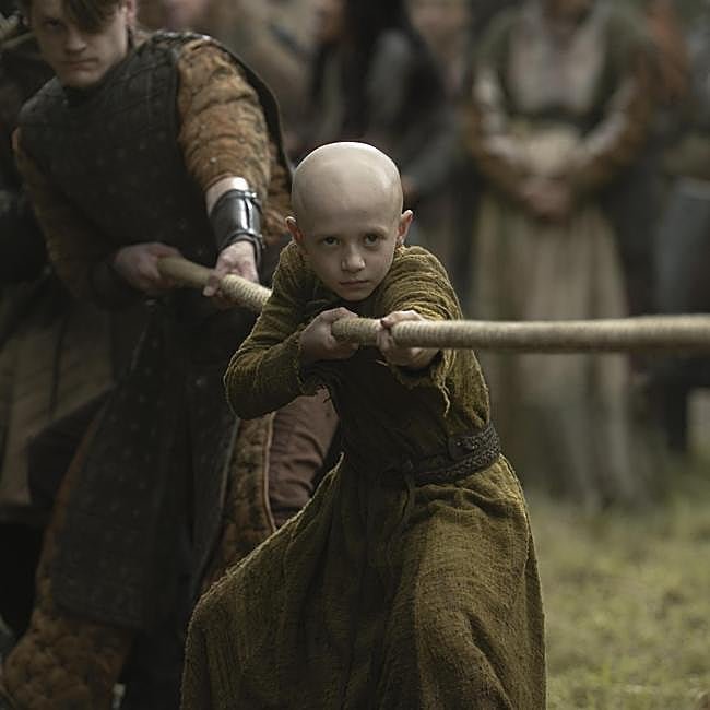 El joven Dexter Sol Ansel encarna en El caballero de los Siete Reinos a Egg.