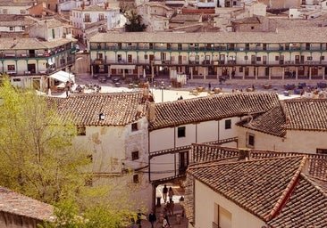 El pueblo de Madrid que enamoró a Orson Welles: su bella plaza, una iglesia sin torre y una torre sin iglesia