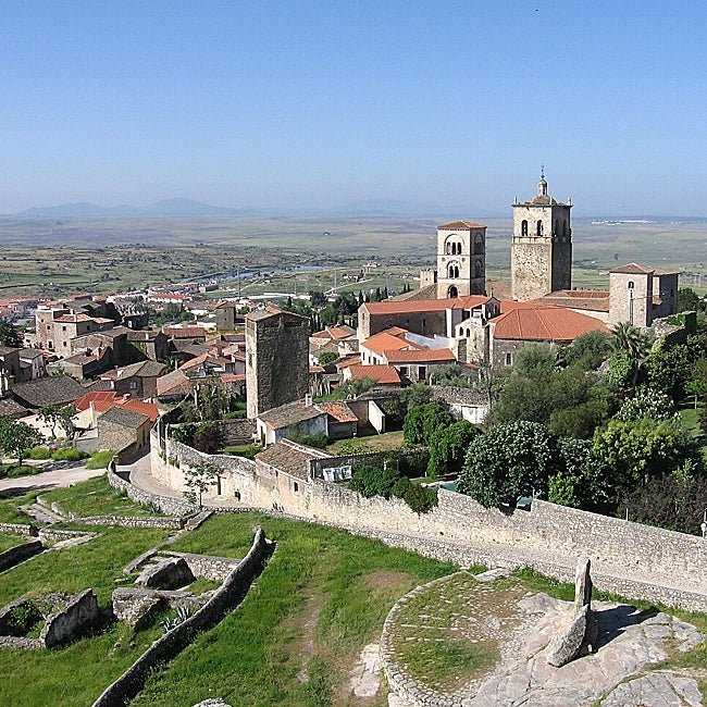 Una panorámica de Trujillo con la iglesia de Santa María la Mayor destacada.