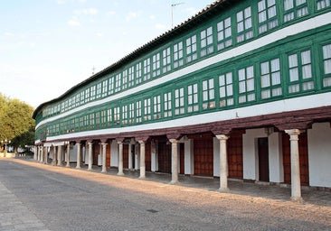 El pueblo de Ciudad Real que enamora: una plaza única, palacios barrocos y el mítico corral de comedias