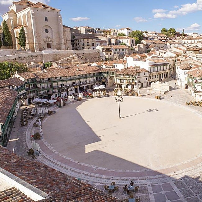 Una vista de Chinchón con la plaza y la iglesia de la Asunción como protagonistas.