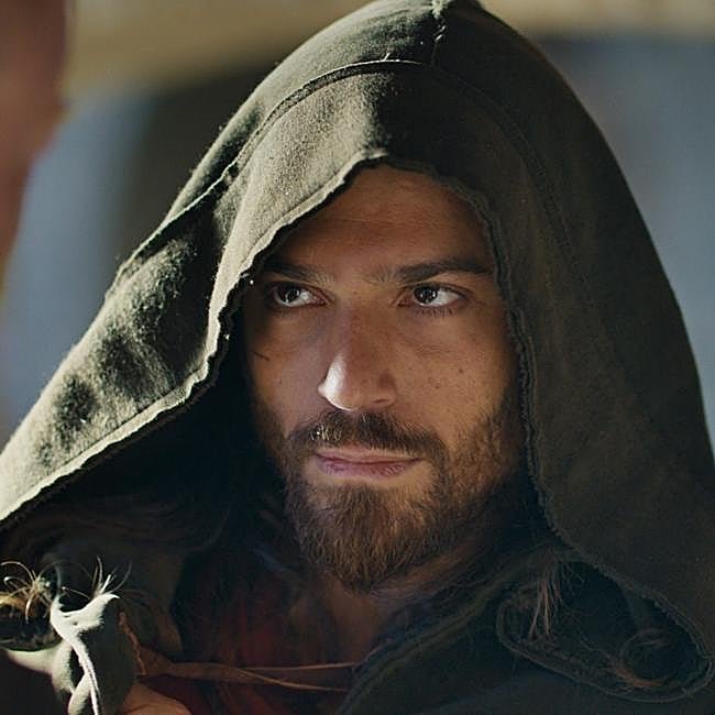 Can Yaman encarna en El turco a Balaban Aga, un soldado que tras una traición llega a una localidad italiana.