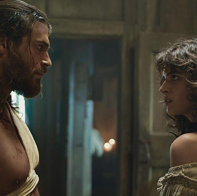 Can Yaman y Greta Ferro en una imagen de la serie El turco.