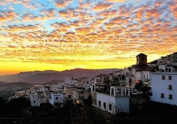 El pueblo blanco de Granada que esconde brujas, casas con serpientes y una fuente que concede deseos