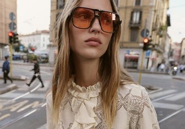 La blusa con volantes, que mejor queda con vaqueros, es la prenda más deseada de la temporada