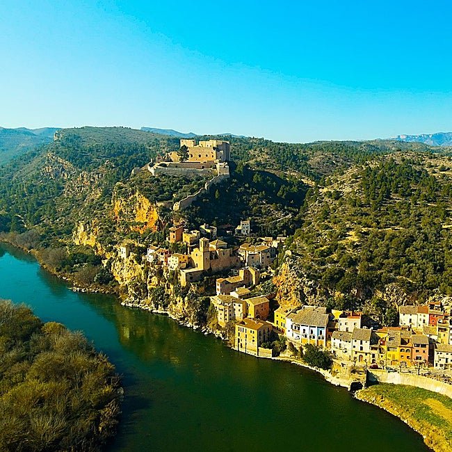 Miravet se asoma al Ebro conformando una estampa única.