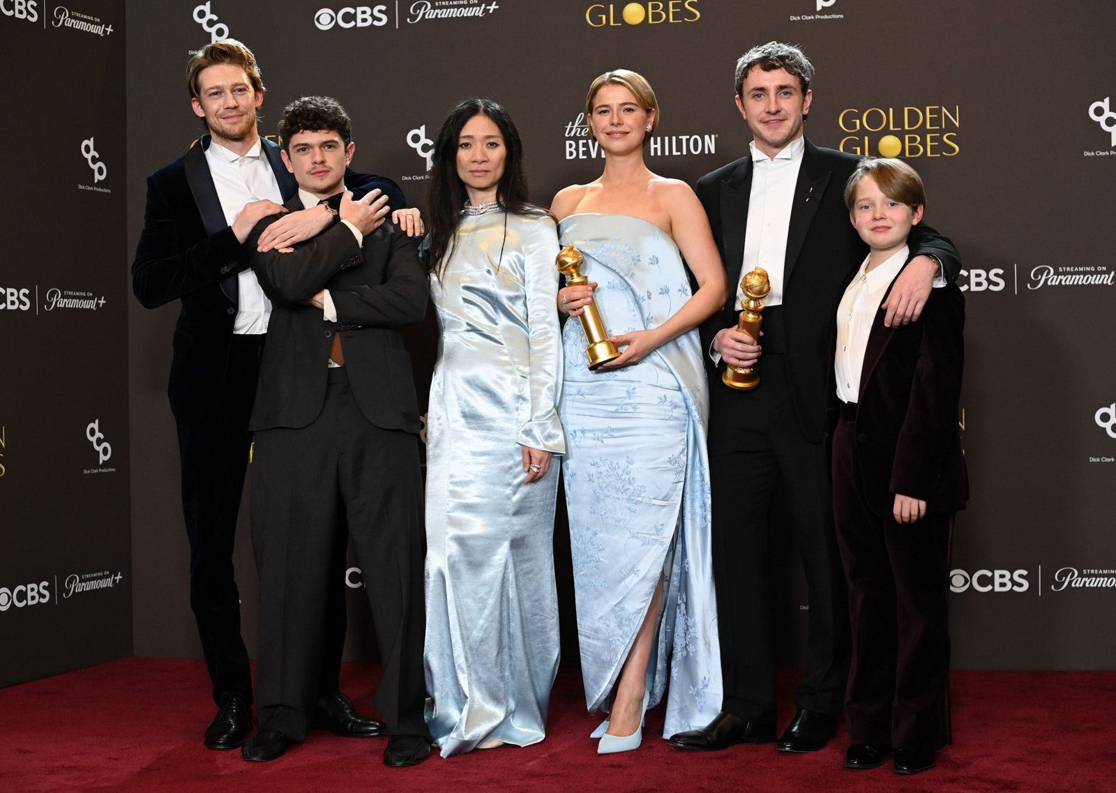 Chloé Zhao junto a Jessie Buckley, Paul Mescal y el resto del equipo de Hamnet, posan con los dos Globos de Oro que logró la película.